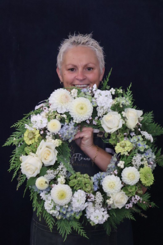 Recent Wreath | Classic White and Green, Medium order